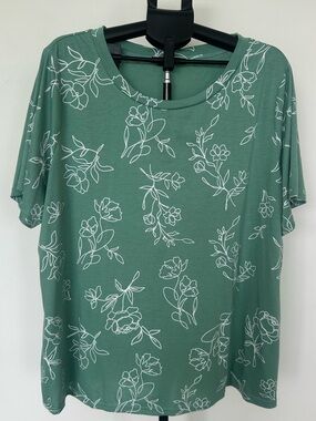 BloomChic - Floral Tee (size 22)